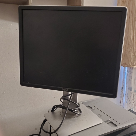 Dell computer monitors - Picture 1 of 4